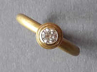 Ring in 750 Gelbgold mit Brilliant